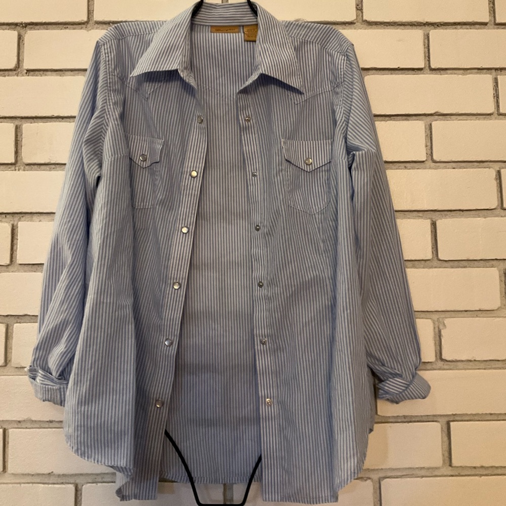 Women’s pinstripe pearl snap medium